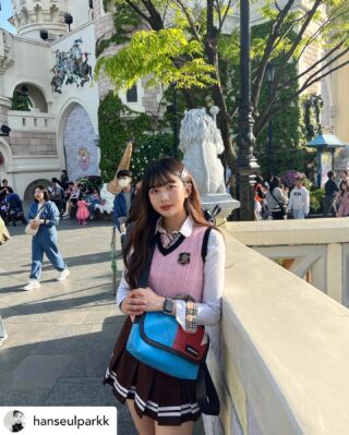 이화교복에서 예쁜 교복을 입고 특별한 인생샷을 남겨보세요! 이화교복은 롯데월드 바로 옆 건물에 위치하고 있어서 롯데월드 교복나들이를 편리하게 즐기실 수 있습니다!
@ehwagyobok 피드에서 다양한 교복사진 구경해보세요❣
#롯데월드교복데이트 #잠실교복대여 #교복대여 #롯데월드교복 #롯데월드교복대여 #이화교복 #서울데이트 #교복체험 #잠실데이트 #롯데월드데이트 #롯데월드 #ehwagyobok #koreauniform #lotteworld #lotteworlduniform