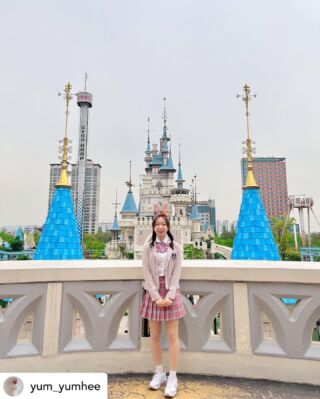 이화교복에서 예쁜 교복을 입고 특별한 인생샷을 남겨보세요! 이화교복은 롯데월드 바로 옆 건물에 위치하고 있어서 롯데월드 교복나들이를 편리하게 즐기실 수 있습니다!
@ehwagyobok 피드에서 다양한 교복사진 구경해보세요❣
#롯데월드교복데이트 #잠실교복대여 #교복대여 #롯데월드교복 #롯데월드교복대여 #이화교복 #서울데이트 #교복체험 #잠실데이트 #롯데월드데이트 #롯데월드 #ehwagyobok #koreauniform #lotteworld #lotteworlduniform